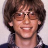 Bill Gates   Kaum zu glauben, auch der heute reichste Mensch der Welt: "Microsoft"-Gründer Bill Gates hat ein Mugshot von sich machen lassen müssen. Im Jahr 1977, in Albuquerque, New Mexico wird der damals 22-Jährige wegen zu schnellen Fahrens festgenommen. Zu dumm, dass er auch noch seinen Führerschein vergessen hat.