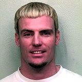 Vanilla Ice   Der Rapper, auch bekannt als Robert Van Winkle wird in Davie, Florida festgenommen. Während einer hitzigen Diskussion mit seiner Frau im Januar 2001, hält er ihr den Mund zu und reißt ihr Kopfhaare aus. Daraufhin werden Vanilla Ice eine Bewährungsstrafe und Familientherapiestunden verhängt.