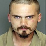 Jake Lloyd   Der ehemalige Kinderstar (Anakin Skywalker aus Star Wars: Episode I) nimmt am 22. Juni 2015 in der Nähe von Charleston, South Carolina an einem illegalen Straßenrennen teil und liefert sich anschließend eine 20-minütige Verfolgungsjagd mit der Polizei. 