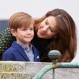 2017  So süß: Liebevoll spricht Prinzessin Mary ihrem oft etwas stilleren jüngsten Sohn zu, als sie und Vincent gemeinsam anlässlich von Königin Margrethes Geburtstag auf dem Balkon stehen.