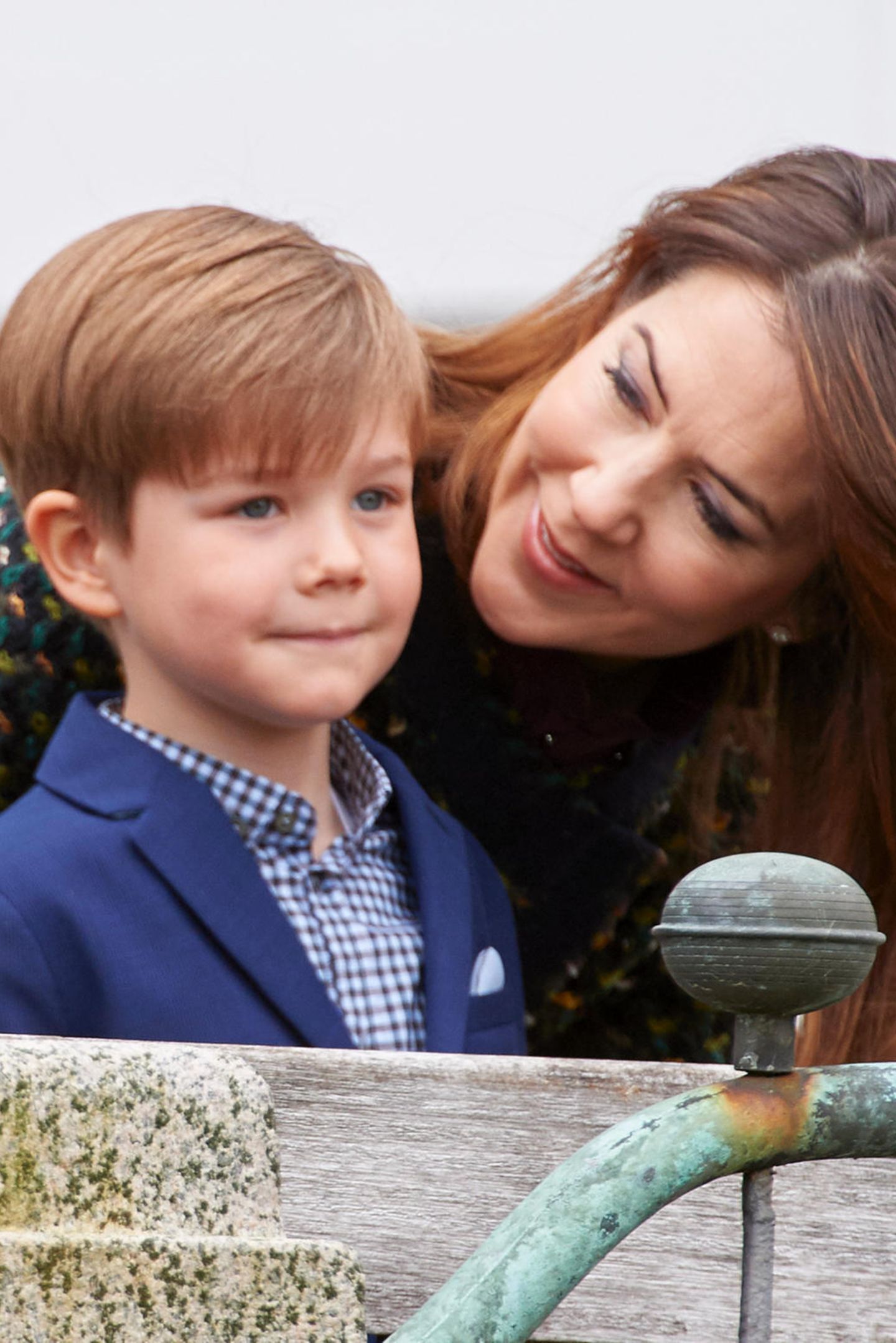 2017  So süß: Liebevoll spricht Prinzessin Mary ihrem oft etwas stilleren jüngsten Sohn zu, als sie und Vincent gemeinsam anlässlich von Königin Margrethes Geburtstag auf dem Balkon stehen.