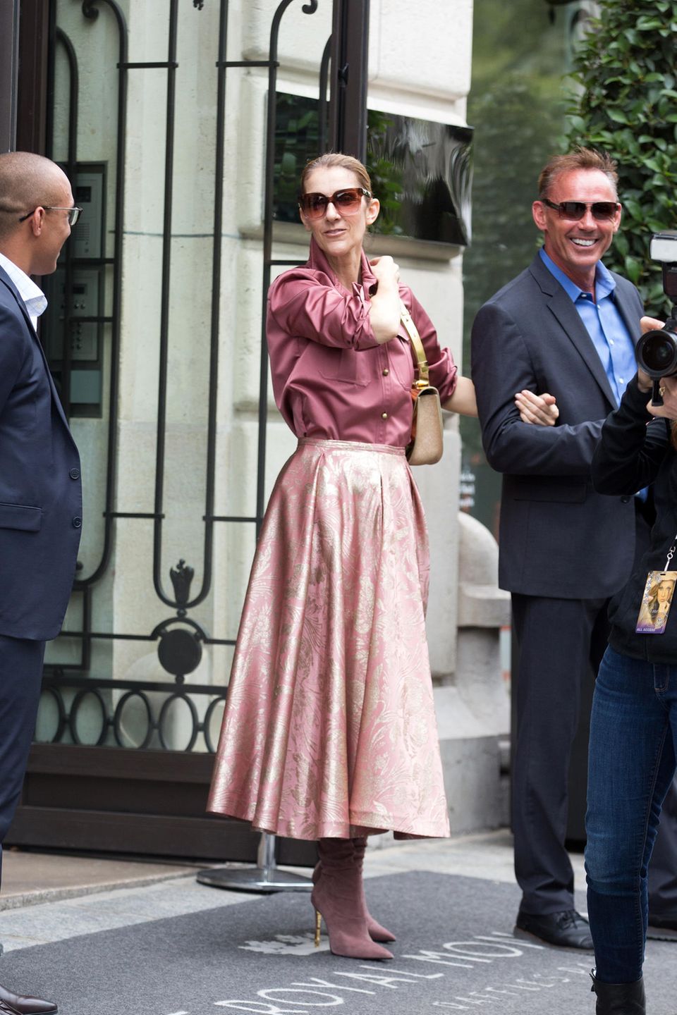 In seidigen Altrosa-Tönen verlässt Celine Dion am Arm ihres Bodyguards das Hotel Royal Monceau. In seidigen Altrosa-Tönen verlässt Celine Dion am Arm ihres Bodyguards das Hotel Royal Monceau.