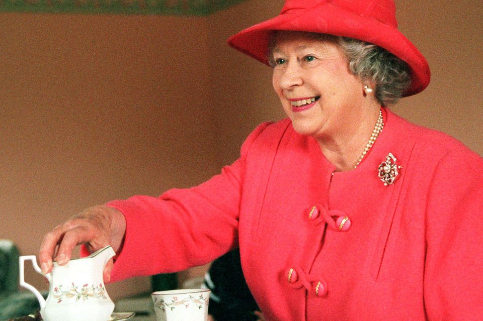 Elizabeth II. trinkt mehrere Tassen Tee am Tag, am liebsten von Twinings oder von Fortnum & Mason. Ihre Lieblingskekse sind Walkers Shortbread und Marie-Biscuits