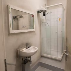 Das Badezimmer: Schmutzige Wände und jede Menge Kalk schmücken den traumhaften Waschbereich. 