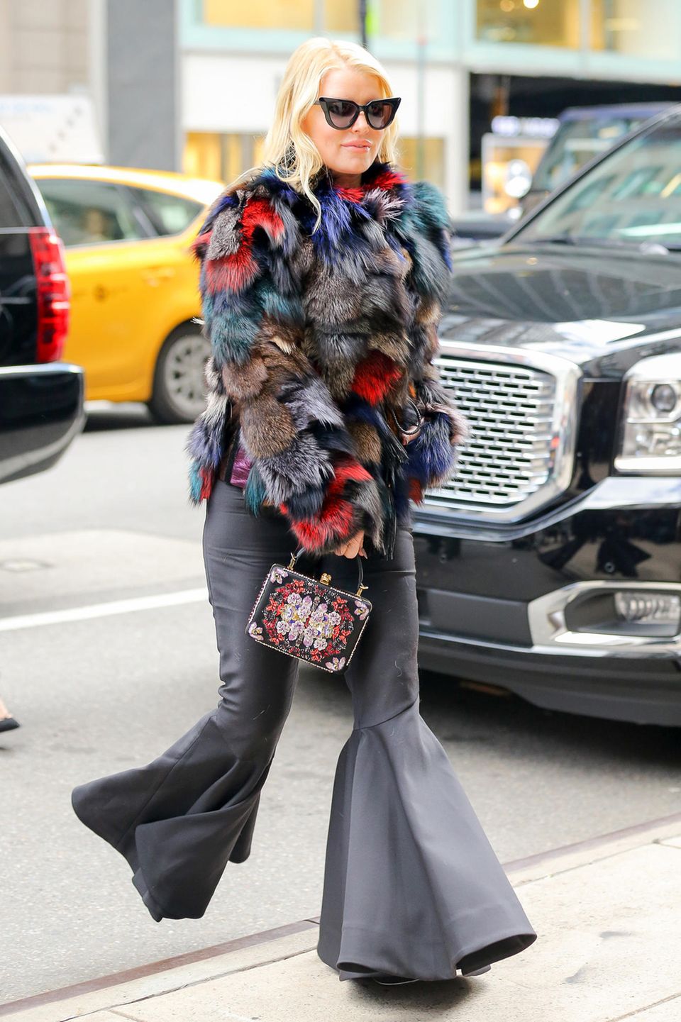 Schlaghosen-Schock trifft Kuschel-Katastrophe! Ein Blickfang ist Jessica Simpson mit diesem Outfit allemal. Schlaghosen-Schock trifft Kuschel-Katastrophe! Ein Blickfang ist Jessica Simpson mit diesem Outfit allemal.