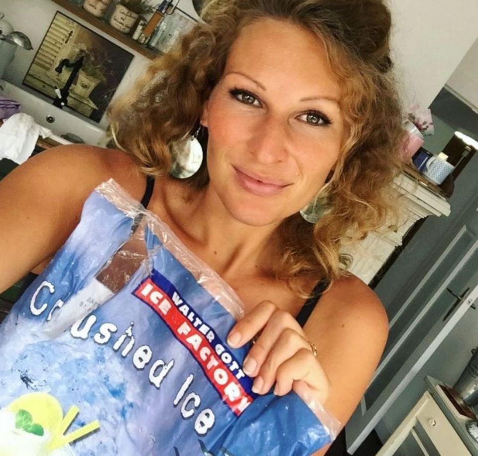 Sie ist Surferin, Freundin von Peer Kusmagk, frischgebackene Mutter und... Zwilling(?!): Janni Hönscheid hat nämlich einen ganz besonderen Doppelgänger. Doch um den zu Gesicht zu bekommen, müssen wir in die Vergangenheit reisen; genauer gesagt in die wilden Achtziger... Sie ist Surferin, Freundin von Peer Kusmagk, frischgebackene Mutter und... Zwilling(?!): Janni Hönscheid hat nämlich einen ganz besonderen Doppelgänger. Doch um den zu Gesicht zu bekommen, müssen wir in die Vergangenheit reisen; genauer gesagt in die wilden Achtziger...