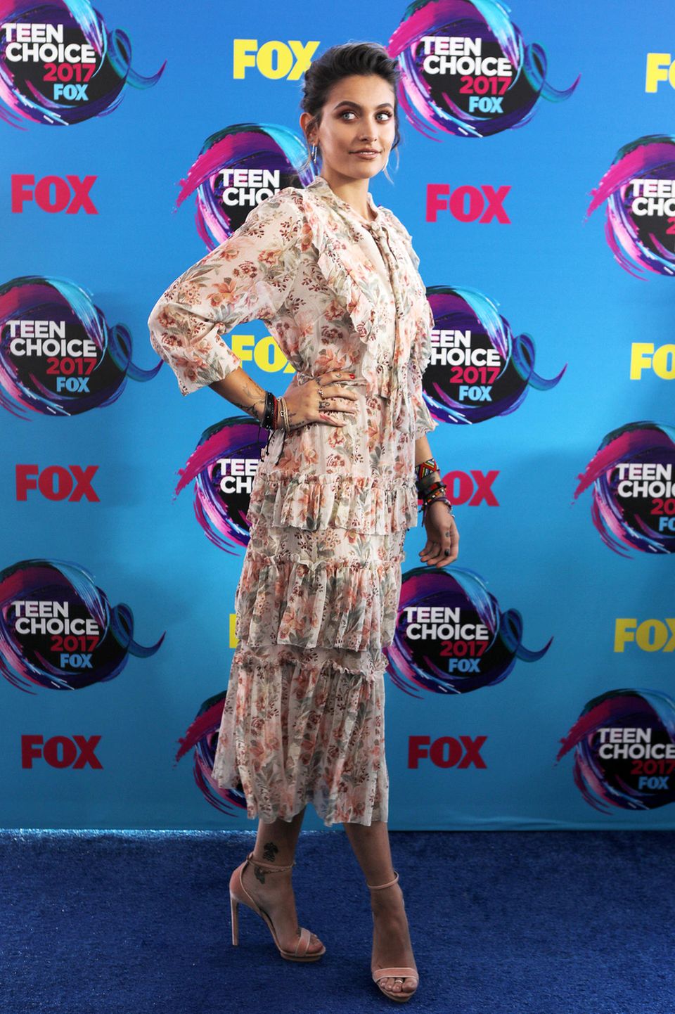 Paris Jackson ist mittlerweile eine bildschöne junge Frau, und ihre feminine Seite unterstreicht sie bei den Teen Choice Awards mit diesem romantisch-floralen Sommerkleid.