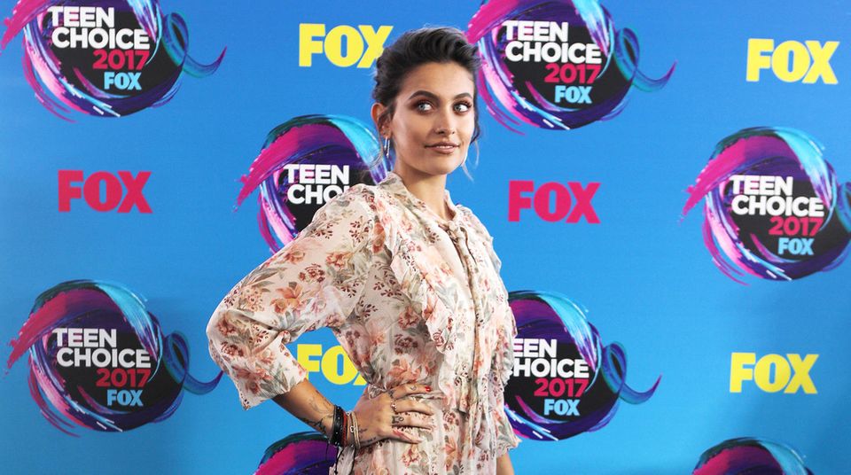 Michael Jackson: Paris Jackson ist mittlerweile eine bildschöne junge Frau, und ihre feminine Seite unterstreicht sie bei den Teen Choice Awards mit diesem romantisch-floralen Sommerkleid. Paris Jackson ist mittlerweile eine bildschöne junge Frau, und ihre feminine Seite unterstreicht sie bei den Teen Choice Awards mit diesem romantisch-floralen Sommerkleid.