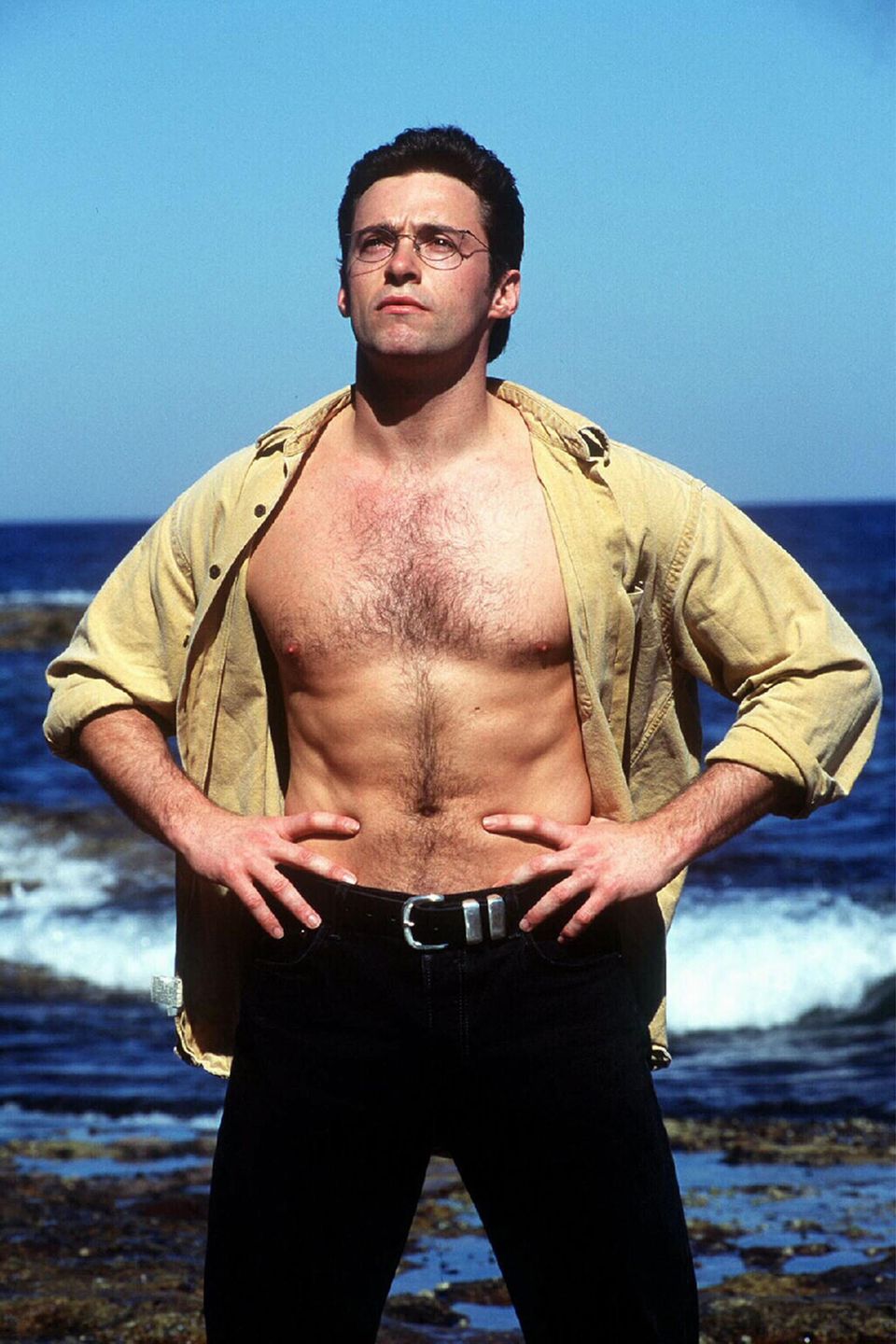 Nach seinem Abschluss 1994 bekam Hugh Jackman direkt ein Rollenangebot für die Fernsehserie "Correlli", bei der er auch 1995 seine große Liebe Deborra-Lee Furness kennenlernte. Aus dieser Zeit stammen auch diese sexy Promo-Bilder, und danach ging es in Sachen Karriere stetig bergauf. Nach seinem Abschluss 1994 bekam Hugh Jackman direkt ein Rollenangebot für die Fernsehserie "Correlli", bei der er auch 1995 seine große Liebe Deborra-Lee Furness kennenlernte. Aus dieser Zeit stammen auch diese sexy Promo-Bilder, und danach ging es in Sachen Karriere stetig bergauf.