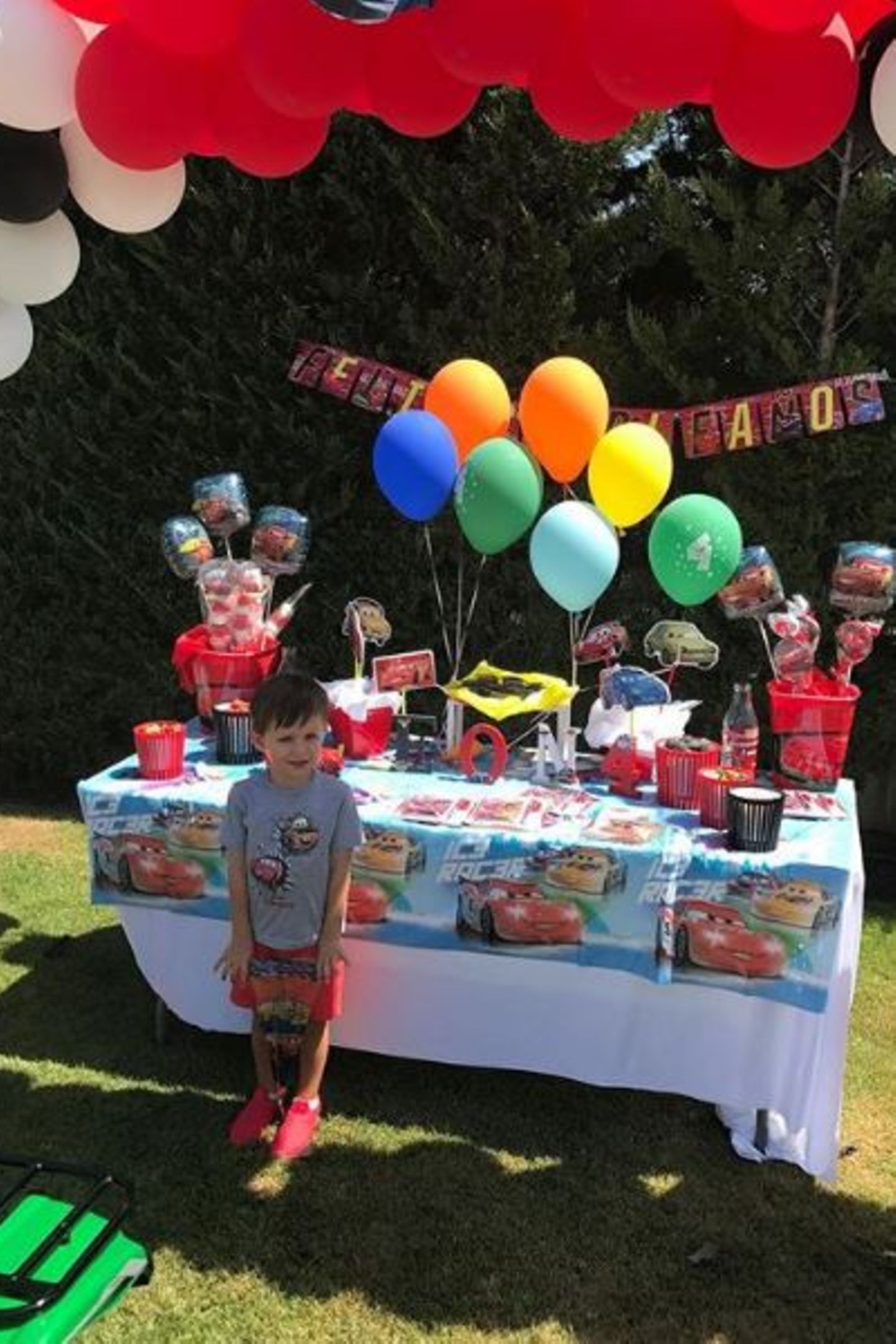 14. August 2017  "Wie die Zeit verfliegt", schreibt Toni Kroos zu diesem Foto seines Sohns Leon, der seinen vierten Geburtstag feiert. Das Motto der Party ist kaum zu übersehen: Alles ist mit den Rennautos aus "Cars" dekoriert.