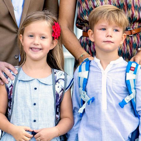 Jetzt beginnt der Ernst des Leben! Und so schick in hellen Blautönen sind Prinzessin Josephine und Prinz Vincent für ihren ersten Schultag gekleidet.