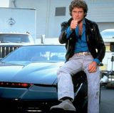 Schnelle Autos, schöne Frauen, viele Stunts - David Hasselhoff gilt in seiner Rolle als Michael Knight als DER Actionheld der 1980er-Jahre. Er ist der Draufgänger, von dem viele Frauen träumen und wird zum Cover-Star des folgenden Jahrzehnts.