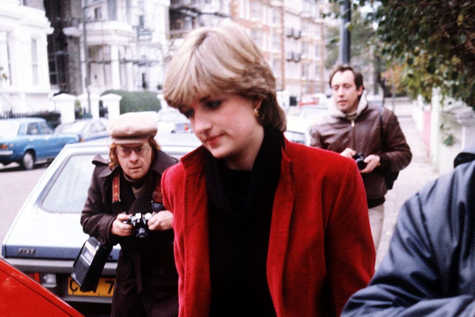 Die Presse verfolgt Diana an ihren Zuhause in Knightsbridge, 1980