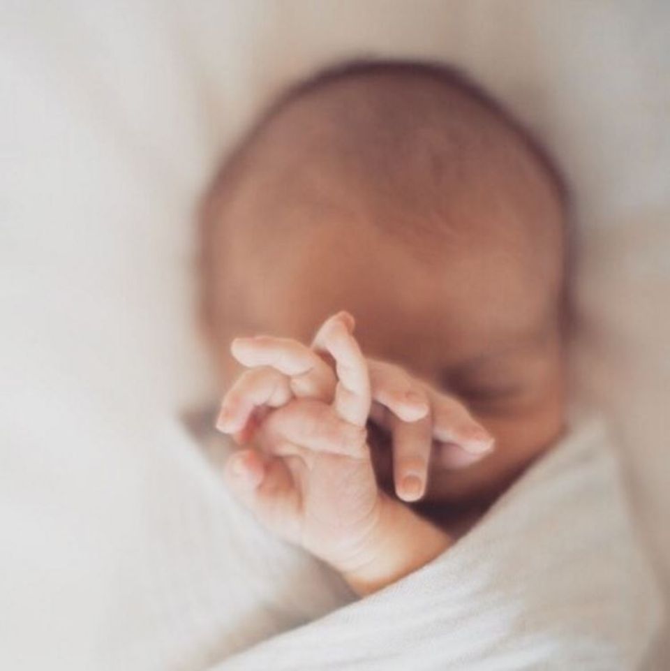 16. August 2017 Wer hat denn das Licht angemacht; ich bin noch so müde: TV-Darstellerin Lauren Conrad postet ein zuckersüßes Foto ihres Babys Liam James. Der kleine Mann hat bereits am 5. Juli 2017 das Licht der Welt erblickt. 16. August 2017 Wer hat denn das Licht angemacht; ich bin noch so müde: TV-Darstellerin Lauren Conrad postet ein zuckersüßes Foto ihres Babys Liam James. Der kleine Mann hat bereits am 5. Juli 2017 das Licht der Welt erblickt.