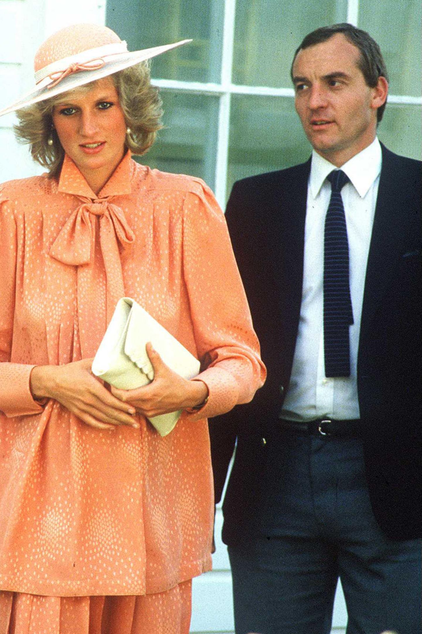 Barry Mannakee: Der verheiratete Polizist wurde 1985 als Dianas Leibwächter abkommandiert und entwickelte sich bald zu ihrem Vertrauten und Trostspender. Die Prinzessin selbst gestand in den Sitzungen mit ihrem Sprachcoach Peter Settelen, sie habe davon geträumt, mit Mannakee zusammenzuleben: "Ich war nur glücklich, wenn er in meiner Nähe war." Wie weit die Beziehung ging, offenbarte sie jedoch nicht. Barry Mannakee wurde 1986 – angeblich weil Dianas Gefühle für ihn aufgeflogen waren – versetzt. Er starb drei Jahre später bei einem Verkehrsunfall. Prinzessin Diana stellte später die Theorie auf, ihr ehemaliger Leibwächter sei ihretwegen ermordet worden.