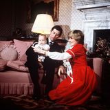 Im Zentrum des Familienlebens steht - als William noch ein Baby ist - ganz besonders die rote Couch, die mit vielen Kissen zum Verweilen einlädt. Kamin und Lampen schaffen eine zusätzliche Wohlfühl-Atmosphäre.