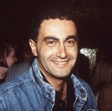 Dodi Al-Fayed: Als Diana eigentlich noch mit Hasnat Khan zusammen war, stellte der ägyptische Milliardär Mohamed Al-Fayed Diana im gemeinsamen Urlaub an der Riviera seinen Sohn Dodi vor. Sicherlich nicht ohne Hintergedanken. Diana und Dodi verbrachten in den kommenden Wochen viel Zeit miteinander und unternahmen verschiedene Reisen, darunter auch mit Dianas Söhnen William und Harry. Als das erste Kuss-Fotos auftauchte, heizte das Spekulationen an. Als Dodi Diana einen Ring schenkte, spekulierten manche über Hochzeitspläne. Eine Zukunft war ihnen nicht vergönnt: Am 31. August 1997 verunglückte das Paar gemeinsam in Paris.