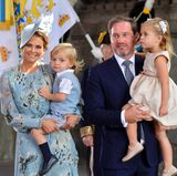 14. Juli 2017  In Schweden feiert die Königsfamilie den Geburtstag von Prinzessin Victoria. Prinzessin Madeleine und Ehemann Chris sind mit den Kindern angereist.  Nicolas schaut ganz artig vom Arm seiner Mutter im Eingang zur Schlosskirche. Leonore scheint wieder etwas im Sinn zu haben.