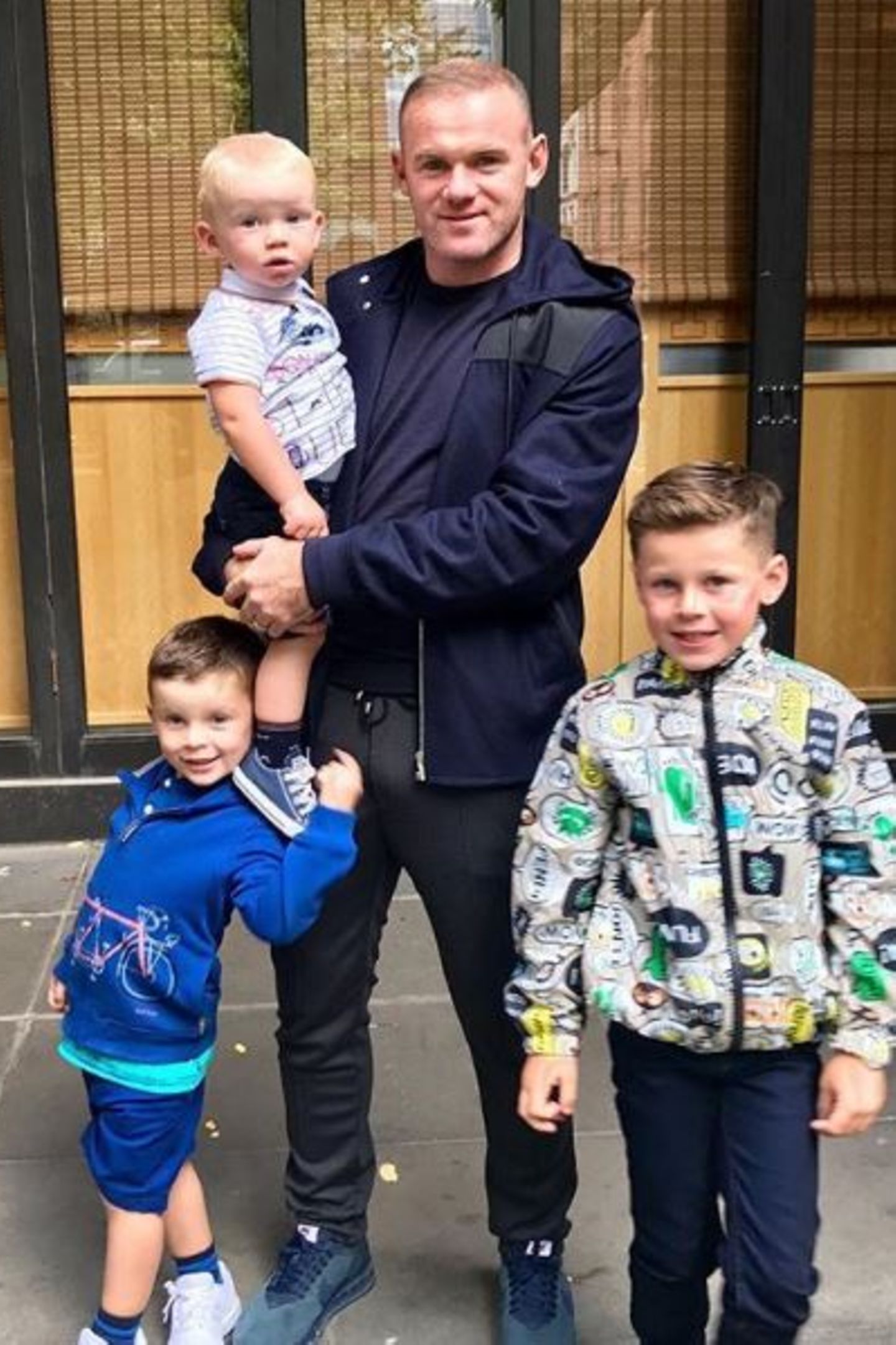Wayne Rooney hat schon bald seine eigene Drittel Fußballmannschaft zusammen. Seine Söhne Klay, Kai und Kit sollen schon bald ein weiteres Geschwisterchen bekommen. Mama Coleen bestätigt im August 2017 nämlich ihre vierte Schwangerschaft.