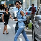 Londone Myers entscheidet sich für das wichtige Casting für einen kompletten Jeans-Look: Sie trägt eine Denimjacke mit "cold shoulders", also ausgeschnittenen Schultern, und eine ausgefranste Jeans. Dazu coole Kopfhörer, eine Sonnenbrille und schwarze Boots - ein perfekter, cooler Look. 