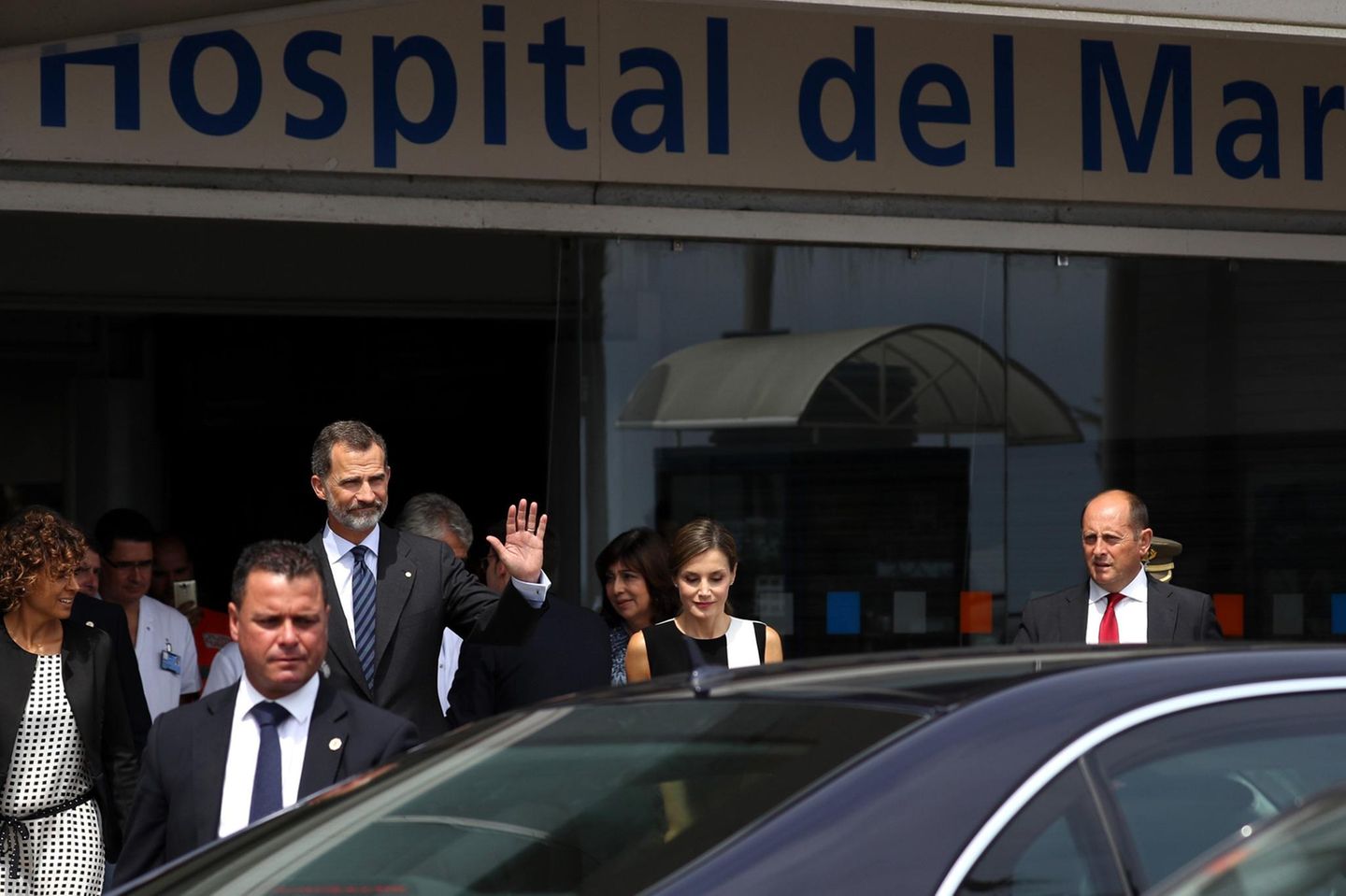 19. August 2017   Vor dem Hospital: Königin Letizia und König Felipe besuchen die Verletzten der Attentate in Barcelona und Cambrils.