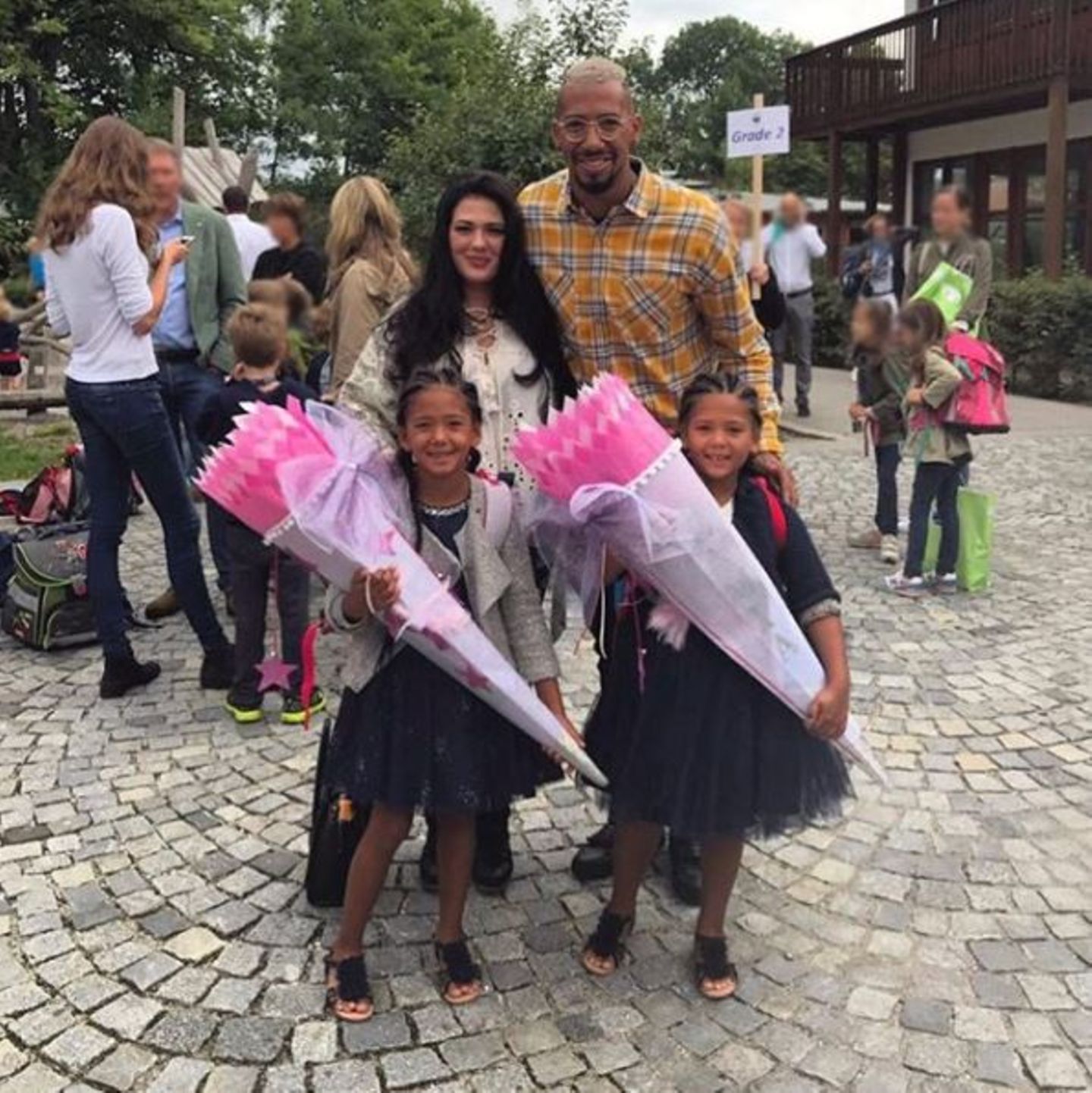 Im Hause Boateng ist am 21. August der große Tag gekommen: Soley und Lamia gehen erstmals zur Schule. Ihre Eltern, Jérôme und Sherin, sind da natürlich mächtig stolz! Aber auch die Zwillinge wirken über ihre gigantischen, pinken Schultüten sehr glücklich.