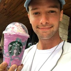 Den Hype um die Einhorn-Frappuccinos macht auch Patrick Schwarzenegger mit und präsentiert sein pinkes In-Getränk auf Instagram.