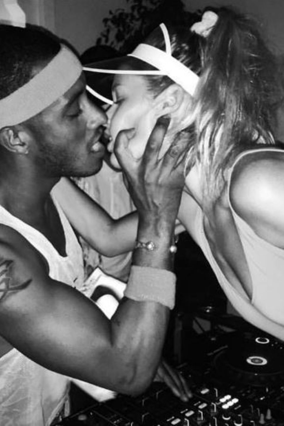 Einfach mal vom DJ über den Pult gezogen und abgeknutscht werden: Auf diesem heißen Foto passiert das gerade Supermodel Doutzen Kroes. Der DJ ist selbstverständlich Ehemann Sunnery James. Einfach mal vom DJ über den Pult gezogen und abgeknutscht werden: Auf diesem heißen Foto passiert das gerade Supermodel Doutzen Kroes. Der DJ ist selbstverständlich Ehemann Sunnery James.