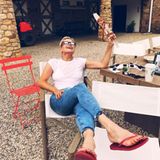 21. August 2017   Tochter Bella Hadid hat dieses fröhliche Foto ihrer Mutter Yolanda beim Sonnenfinsternisschauen geteilt.