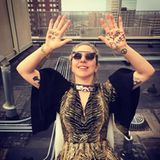 21. August 2017  Pop-Star Lady Gaga scheint die Sache mit der Sonnenfinsternis nicht so ganz begriffen zu haben: "Take me to your planet", hat sie auf ihre Handflächen gekritzelt und sie gen Himmel gestreckt. Liebe Frau Gaga: Die Sonnenfinsternis hat nichts mit Aliens zu tun; und wohin genau möchten sie gebracht werden; auf die Sonne?