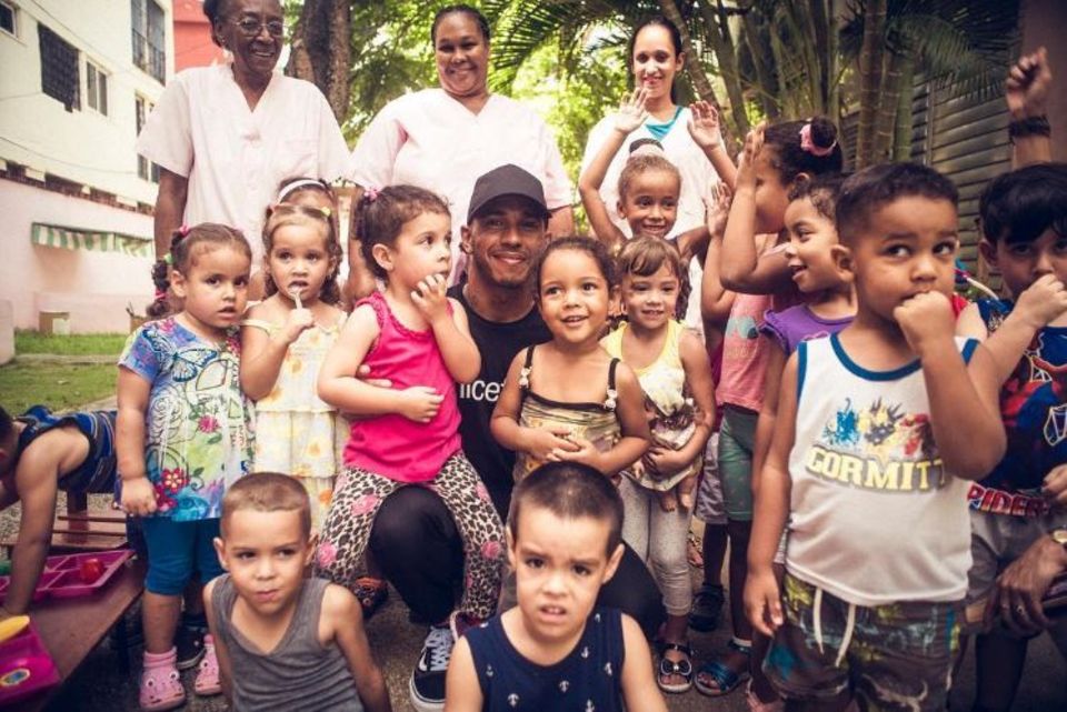 Im Auftrag von "UNICEF" reist F1-Star Lewis Hamilton nach Cuba und zaubert vielen Kindern ein Lächeln ins Gesicht.
