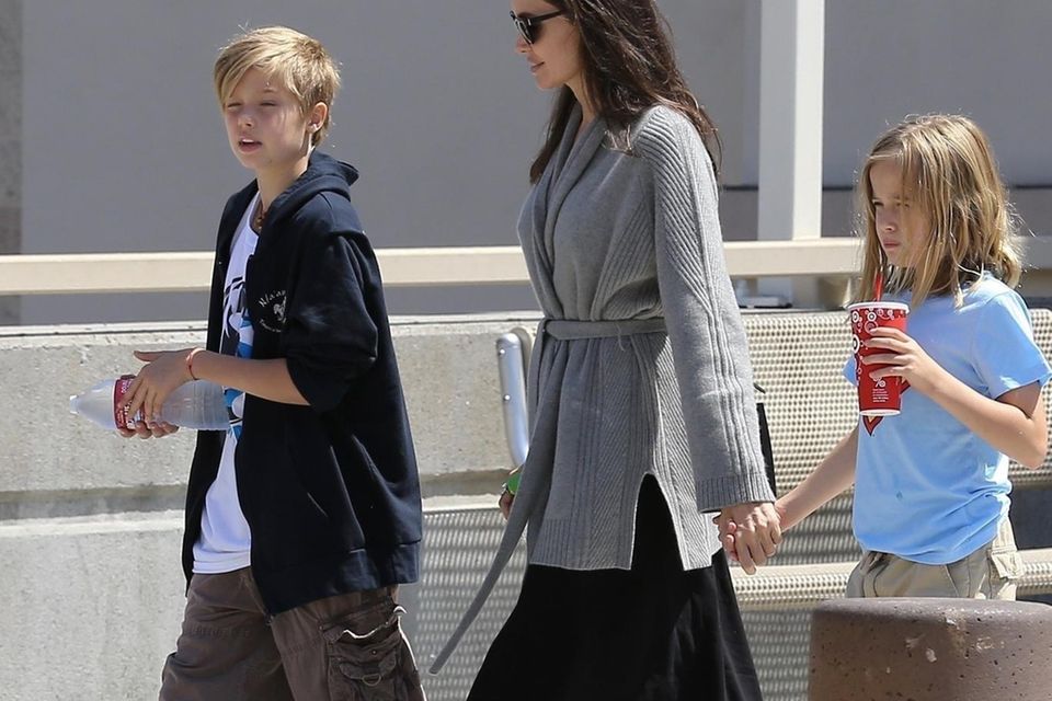 Angelina Jolie : Shiloh Jolie-Pitt liebt mit ihren elf Jahren vor allem zwei Dinge in Sachen Style: eine weite Kapuzenjacke und Baggyshorts mit vielen aufgenähten Taschen. Shiloh Jolie-Pitt liebt mit ihren elf Jahren vor allem zwei Dinge in Sachen Style: eine weite Kapuzenjacke und Baggyshorts mit vielen aufgenähten Taschen.