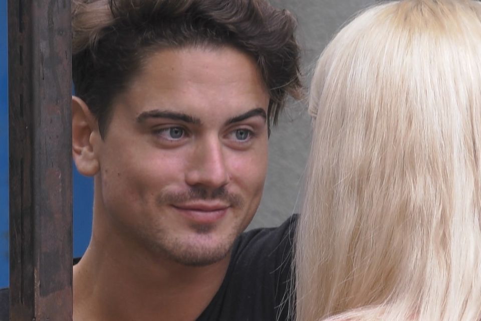 Promi Big Brother 2017: Dominik Bruntner blickt Sarah Knappik tief in die Augen Dominik Bruntner blickt Sarah Knappik tief in die Augen