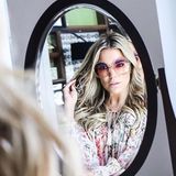 Sylvie Meis versprüht mit dieser stylischen XL-Sonnenbrille 70ies-Glam pur. 