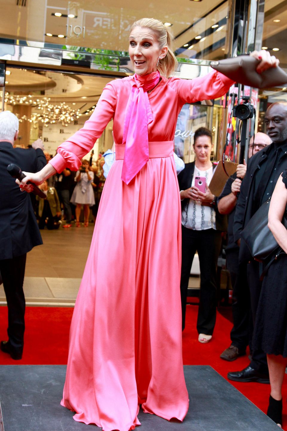 Die Fashion-Show der Pop-Diva geht weiter! Im pinkfarbenen Hingucker-Kleid präsentiert eine wie immer gut gelaunte Celine Dion ihre Handtaschen-Kollektion im kanadischen Montreal.
