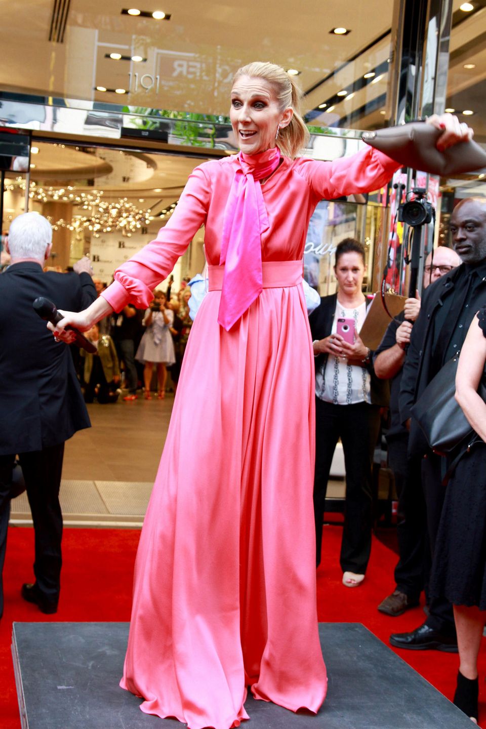Die Fashion-Show der Pop-Diva geht weiter! Im pinkfarbenen Hingucker-Kleid präsentiert eine wie immer gut gelaunte Celine Dion ihre Handtaschen-Kollektion im kanadischen Montreal. Die Fashion-Show der Pop-Diva geht weiter! Im pinkfarbenen Hingucker-Kleid präsentiert eine wie immer gut gelaunte Celine Dion ihre Handtaschen-Kollektion im kanadischen Montreal.