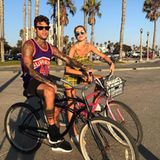 Chiara Ferragni und ihr Verlobter (Rapper Fedez) machen mit ihren coolen Zweirädern Venice Beach unser.