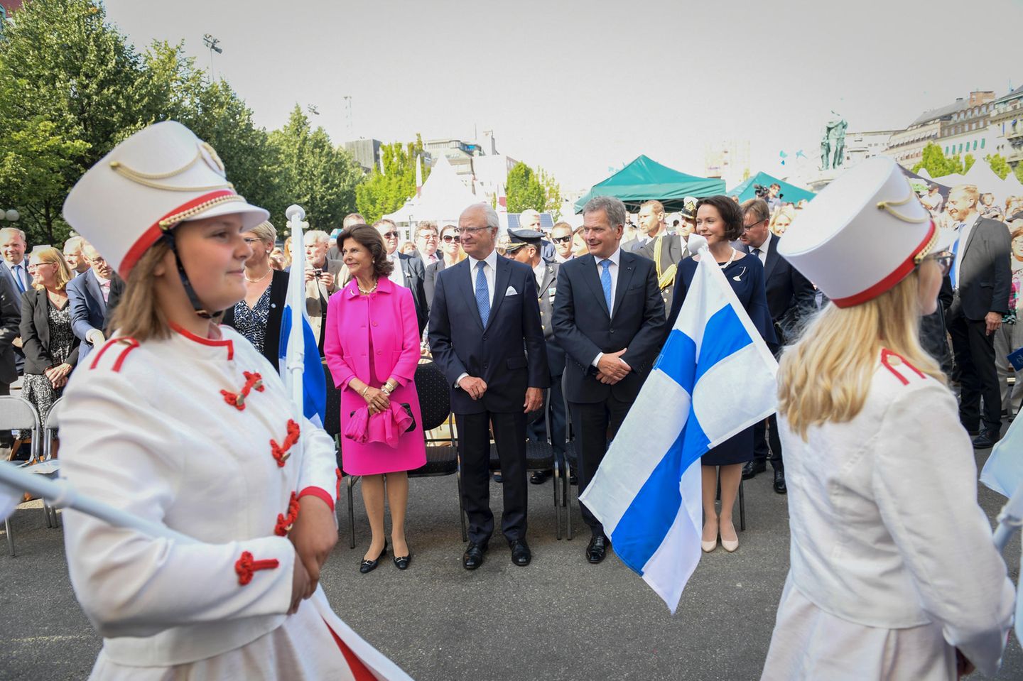 Nach dem Essen im Schloss zieht es das schwedische Königspaar und seine Gäste in den Kunstträdgaarden zur 100-Jahr-Feier für Finnland.