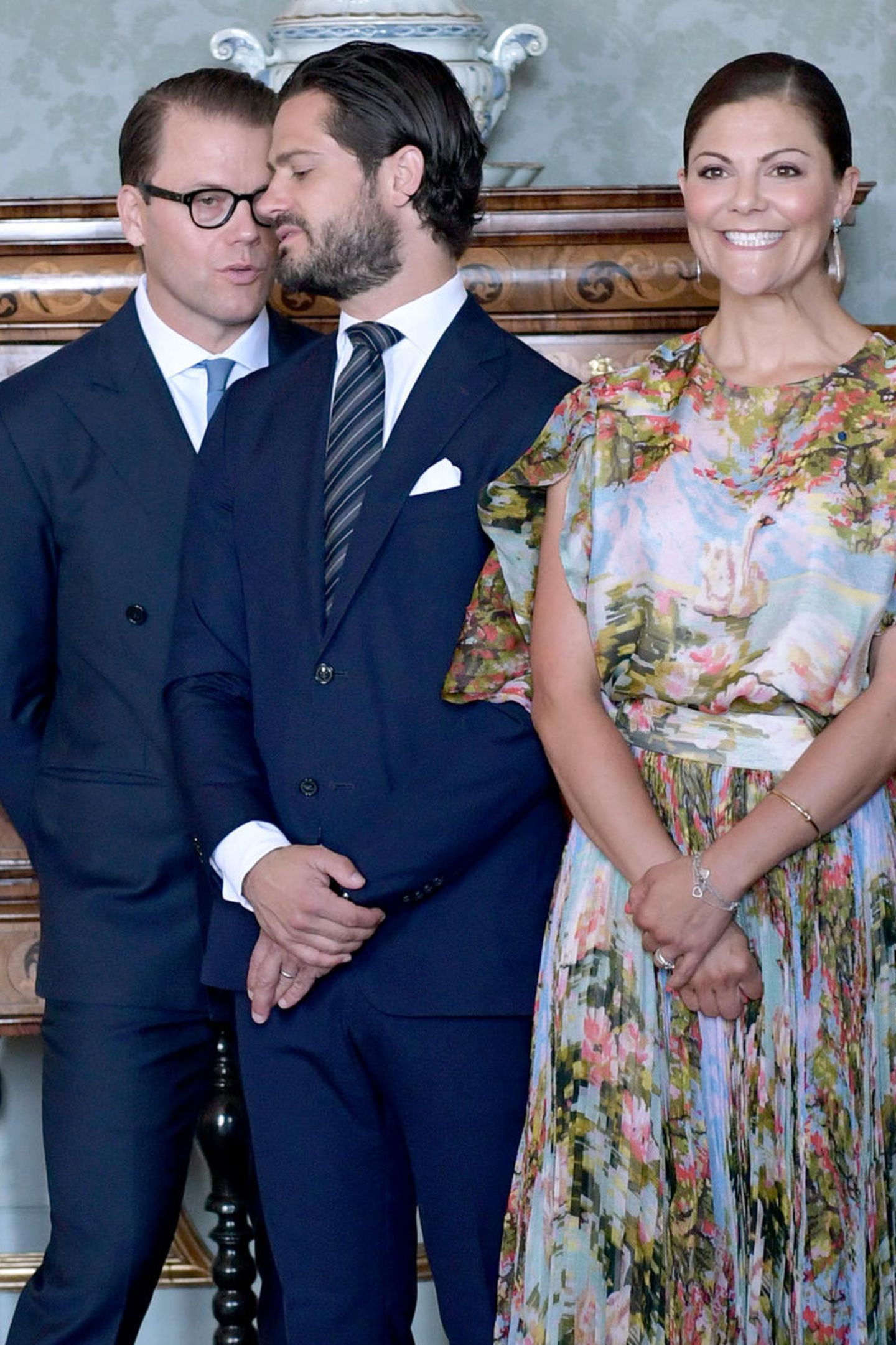 Bei dem Termin waren auch Prinz Carl Philip und Victorias Ehemann Prinz Daniel anwesend. Prinzessin Sofia fehlte hingegen. Aber das ist ja auch total verständlich, befindet sie sich doch in den letzten Zügen ihrer zweiten Schwangerschaft und muss sich momentan schonen.