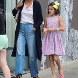Die kleine Suri hat einen richtigen Schuss gemacht: Heute ist die Elfjährige ihrem Papa Tom Cruise wie aus dem Gesicht geschnitten. Die kleinen Stöckelschühchen hat der Fast-Teenie gegen bequeme Flip-Flops getauscht und im Haar trägt sie eine knallgelbe Schleife. 