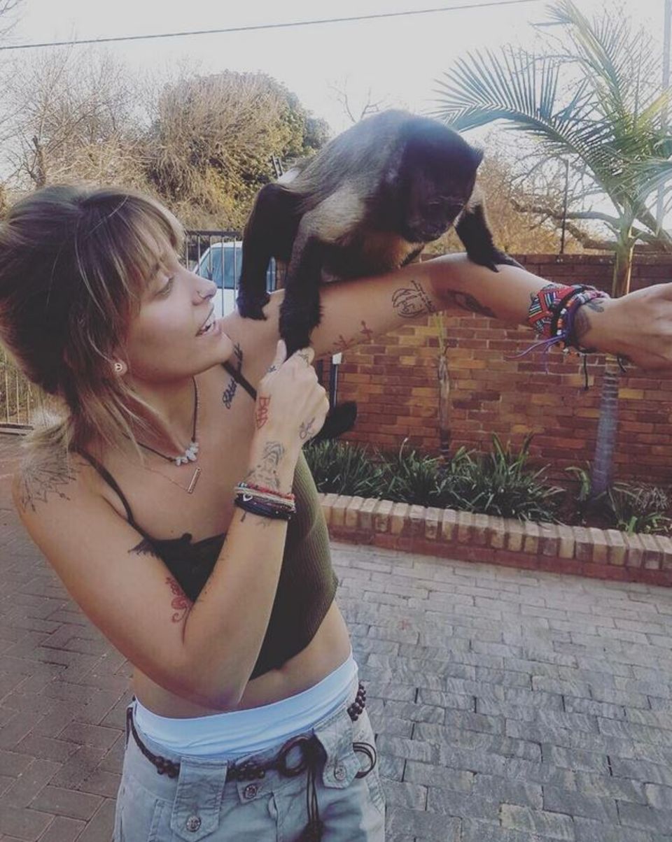 Ich glaub mich laust ein Affe: Paris Jackson freut sich über ihren tierischen Begleiter, der neugierig auf sie zukommt. Ich glaub mich laust ein Affe: Paris Jackson freut sich über ihren tierischen Begleiter, der neugierig auf sie zukommt.