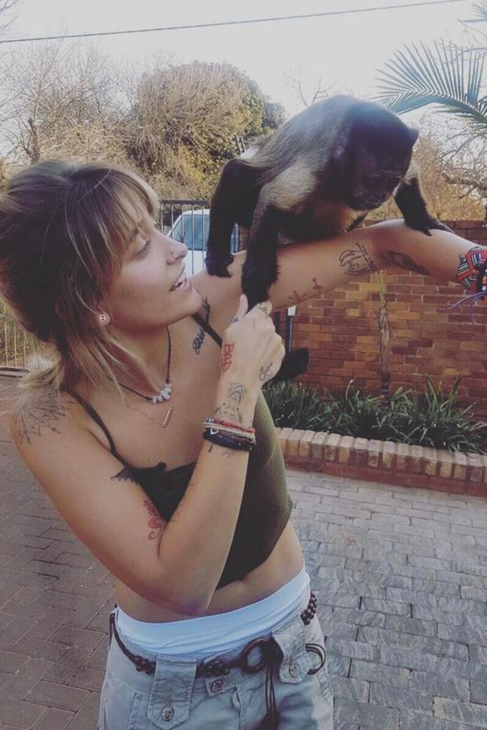 Ich glaub mich laust ein Affe: Paris Jackson freut sich über ihren tierischen Begleiter, der neugierig auf sie zukommt. 