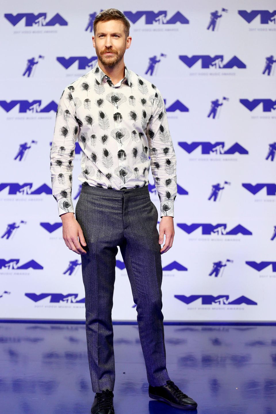 Eitler Pfau? Ein bißchen sieht Star-DJ Calvin Harris im Pfauenaugen-Hemd vielleicht so aus, das macht er aber immer noch sehr sexy. Eitler Pfau? Ein bißchen sieht Star-DJ Calvin Harris im Pfauenaugen-Hemd vielleicht so aus, das macht er aber immer noch sehr sexy.