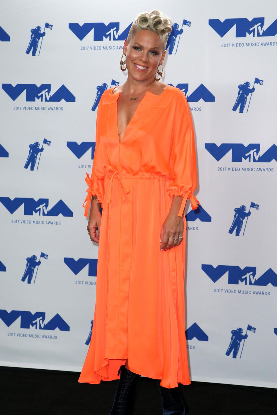 Pink in Orange: Leider ist uns dieser zweite VMA-Look für so eine tolle Frau etwas zu langweilig.