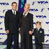 28. August 2017 Mit Papa und Mama bei den "VMA's": Tochter Willow stiehlt mit ihrem süßen Anzug, im Partnerlook mit ihren Eltern Carey Hart und Pink, allen die Show.