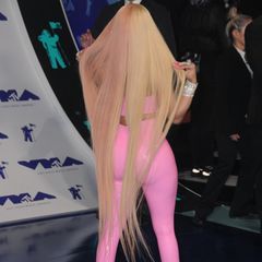 Knielang, sehr dünn und gelblich blond sind die Haare dieser Sängerin bei der Verleihung der "MTV Video Music Awards" in Kalifornien. 