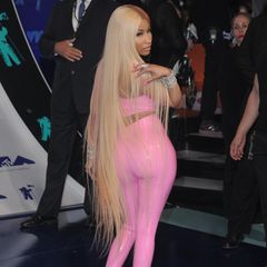 Sängerin Nicki Minaj zieht in ihrem pinken Latexanzug alle Blicke auf sich. Zusammen mit ihrer Haarpracht erinnert sie stark an Barbie. Ein Vergleich, der die 34-Jährige freuen würde. 