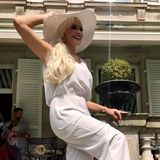 Daniela Katzenberger hat sich für das Pferderennen in Baden-Baden ganz ladylike in Schale geworfen. Der helle Overall mit passendem, weißen Schlapphut sieht super elegant aus und betont den erschlankten Körper des TV-Stars.