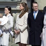 Zum 69. Geburtstag ihre Vaters König Carl Gustaf am 30. April 2015 ist Madeleines wachsender Babybauch unter dem eleganten, beigefarbenen Mantel von "Seraphine Maternity" schon wirklich nicht mehr zu übersehen.