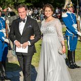 Als Prinzssin Madeleine und Chris O'Neill anlässlich der Hochzeit von Carl-Philip und Sofia in Stockholm ankommen, präsentiert die schwangere Schwester des Bräutigams stolz ihren Babybauch. 